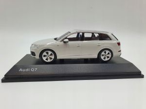 Audi Q7 Glacier white 1:43 Poznań ASO dla prezent