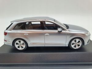 Audi Q7 Floret silver 1:43 Poznań ASO dla prezent