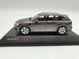 Audi Q7 Graphite Grey 1:43 Poznań ASO dla prezent